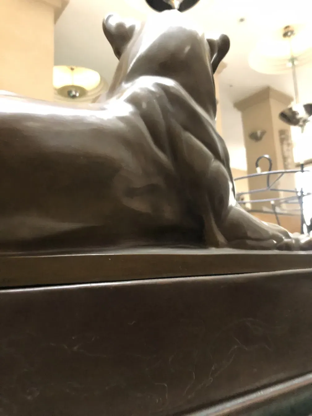 sculpture ancienne d'un chien au repos, par Rudolf Pauschinger