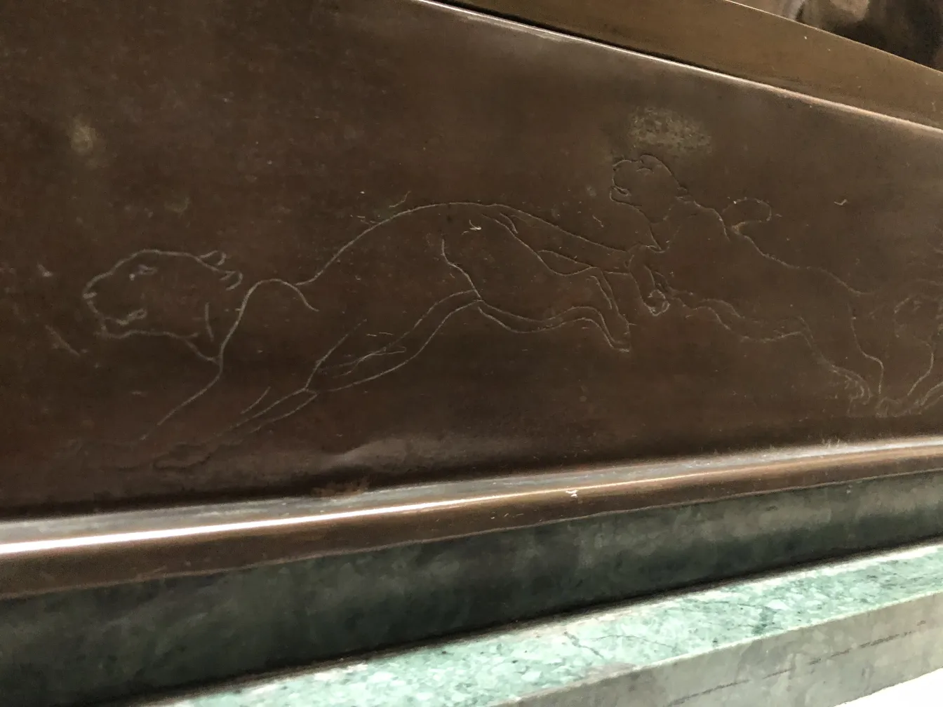 escultura antigua que representa animales en movimiento, detalles precisos