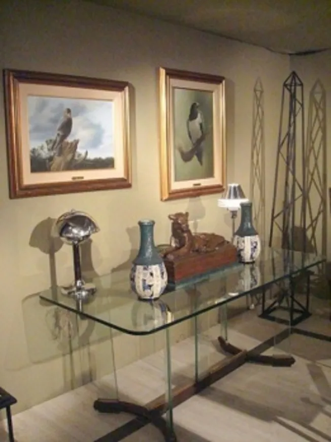 escultura antigua elegante en una mesa de cristal con accesorios