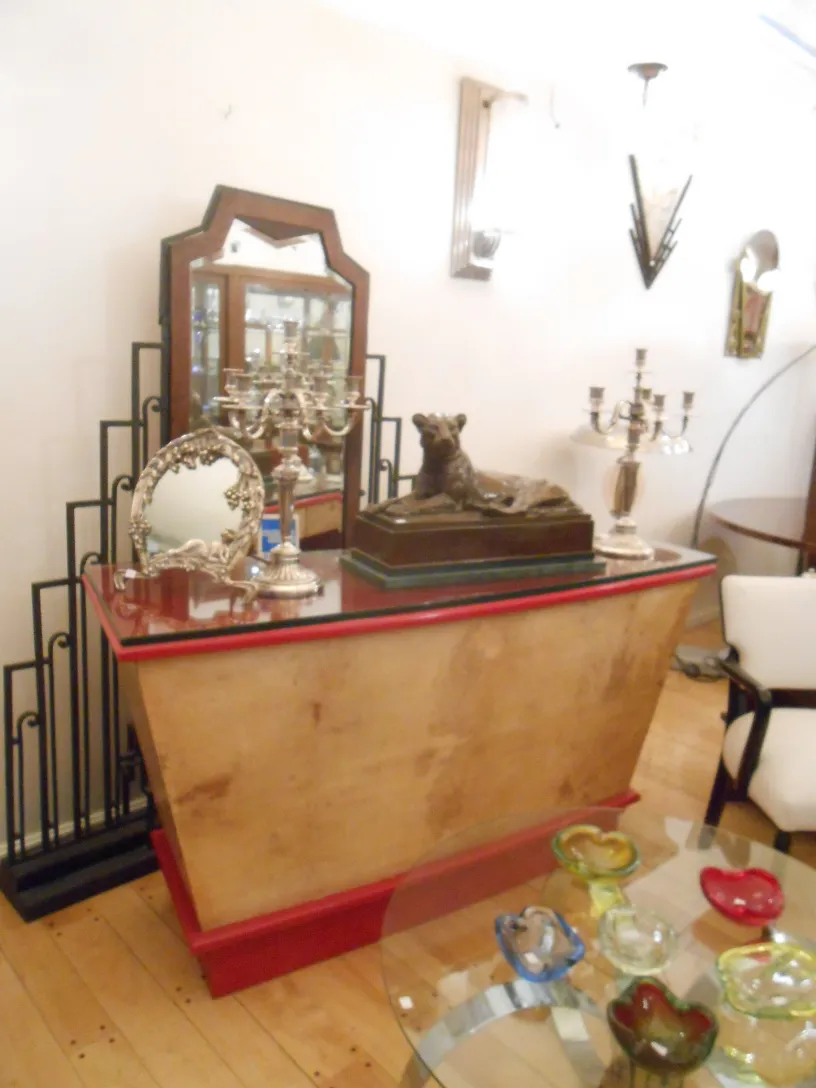 Scultura antica di Rudolf Pauschinger su un tavolo elegante con candelabri e uno specchio.