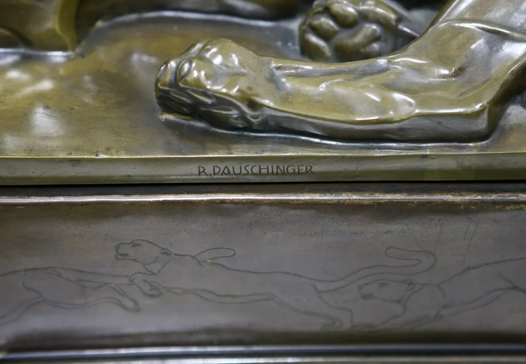 escultura antiga de Rudolf Pauschinger com detalhes de leões na base
