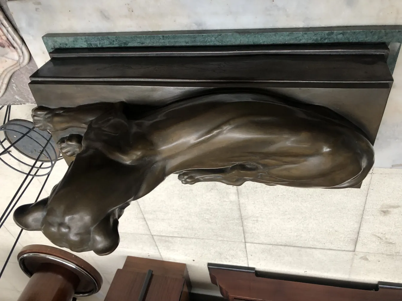 escultura antigua con forma única y detalles suaves