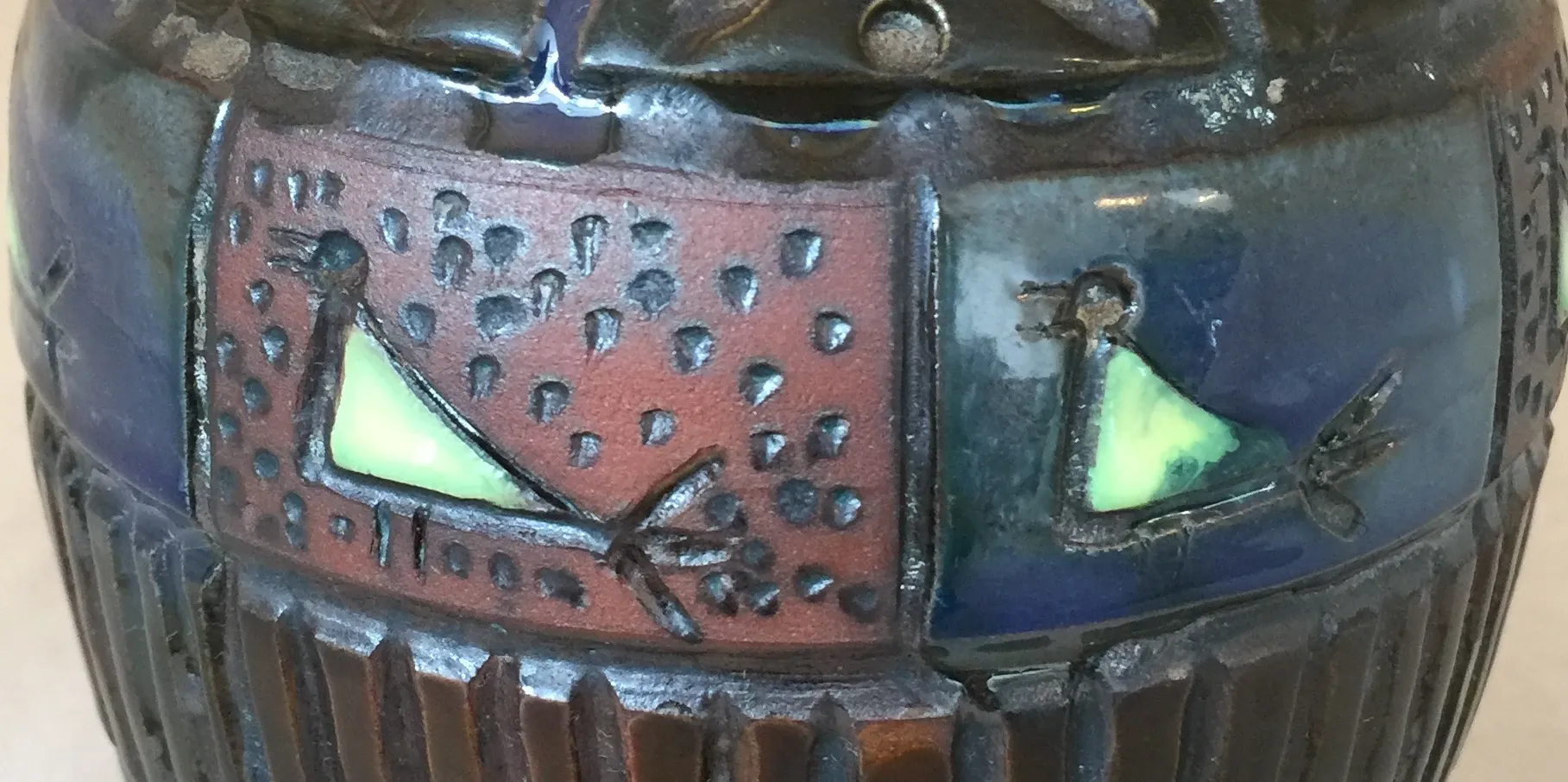 装飾的な詳細とさまざまな色の古代陶器