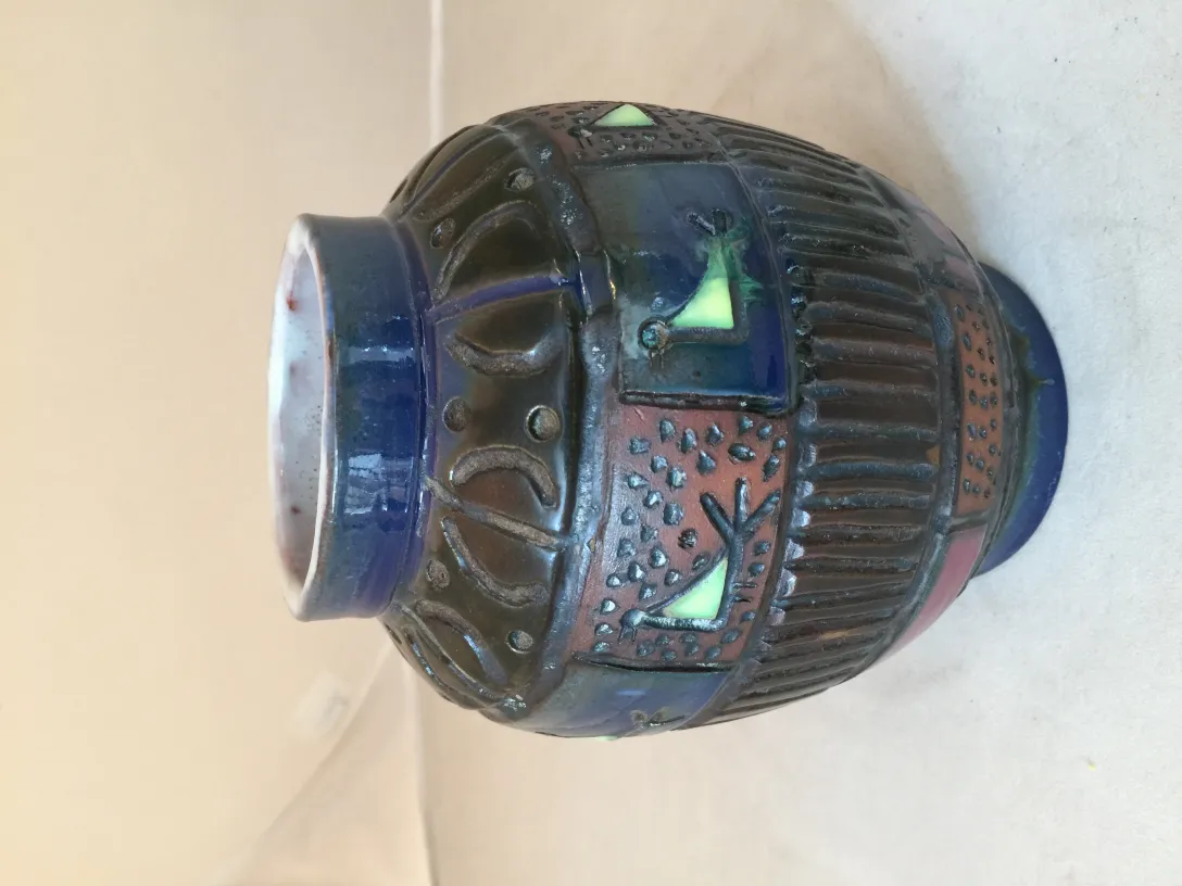 ceramica decorativa antica con colori vivaci e motivi intricati