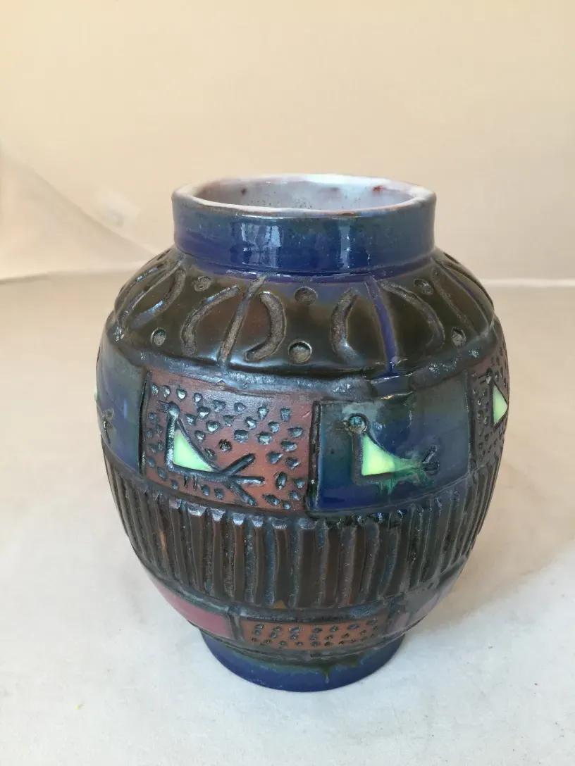 Vaso de cerâmica antiga com padrões coloridos