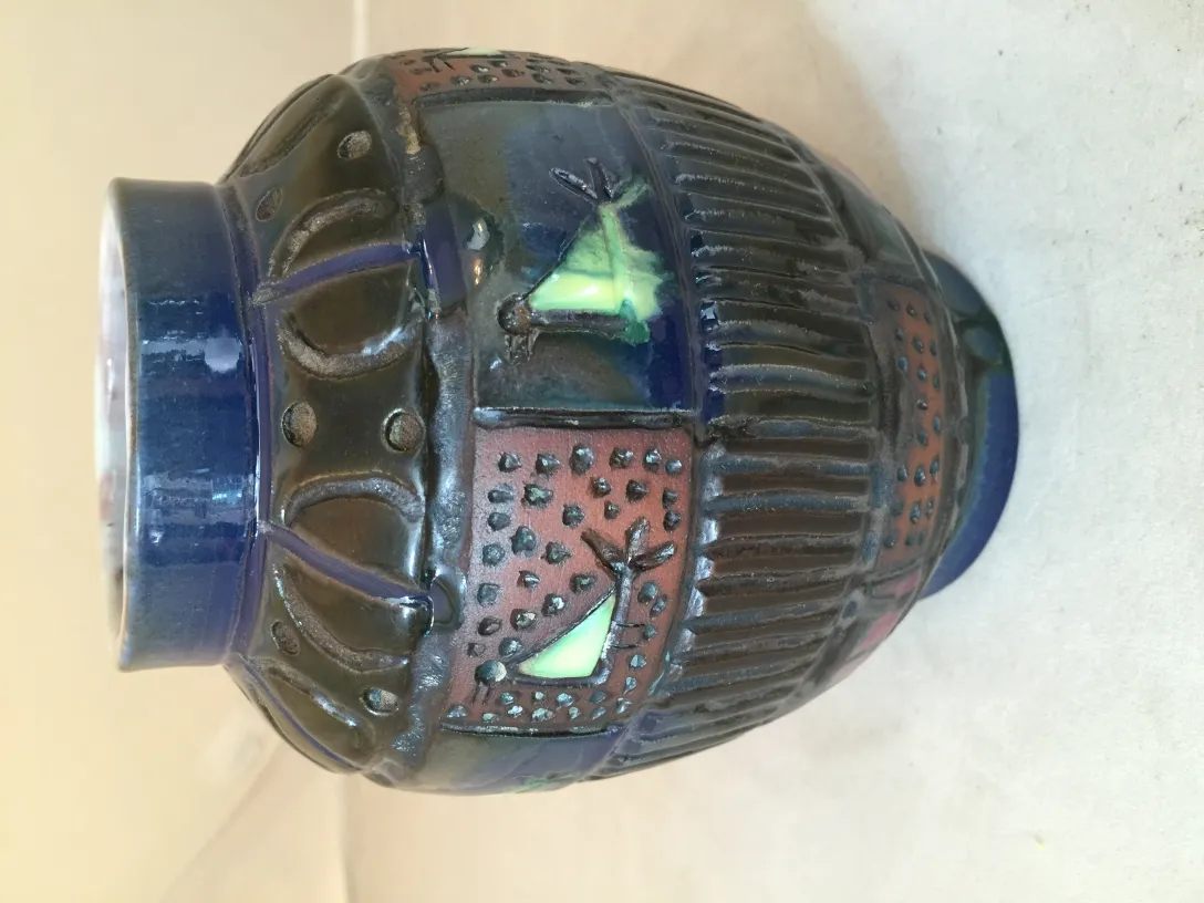 vase in ceramica antica con design colorato