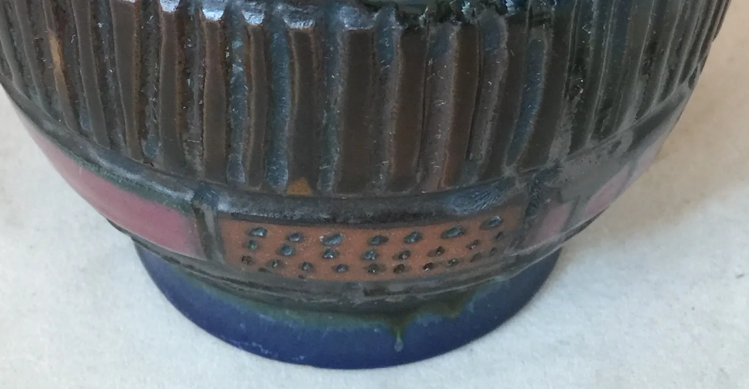 vase de cerâmica antiga com decorações coloridas e texturizadas