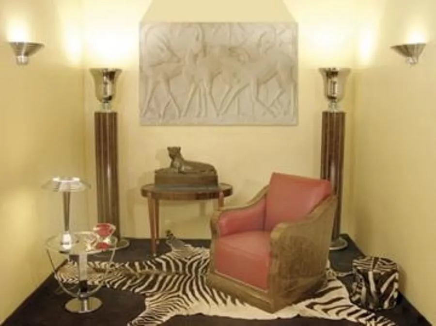 escultura antiga em um ambiente elegante com iluminação suave