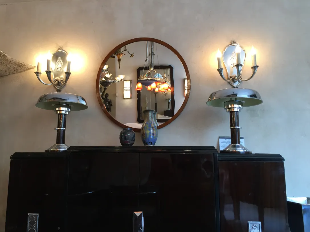 mistura de luz e cerâmica antiga na decoração