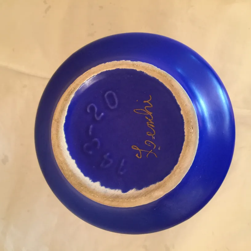 Vue de dessus d'une céramique ancienne bleue avec signature