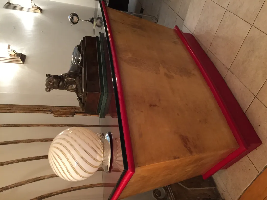 تمثال قديم للحيوانات معروض في واجهة العرض