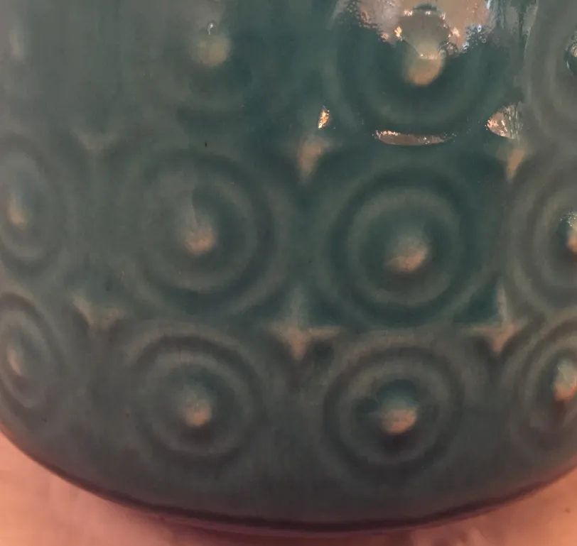 Antiga cerâmica decorada com padrões circulares em azul