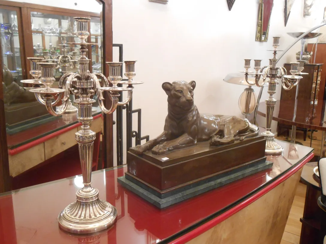 scultura antica di un leone in un ambiente elegante