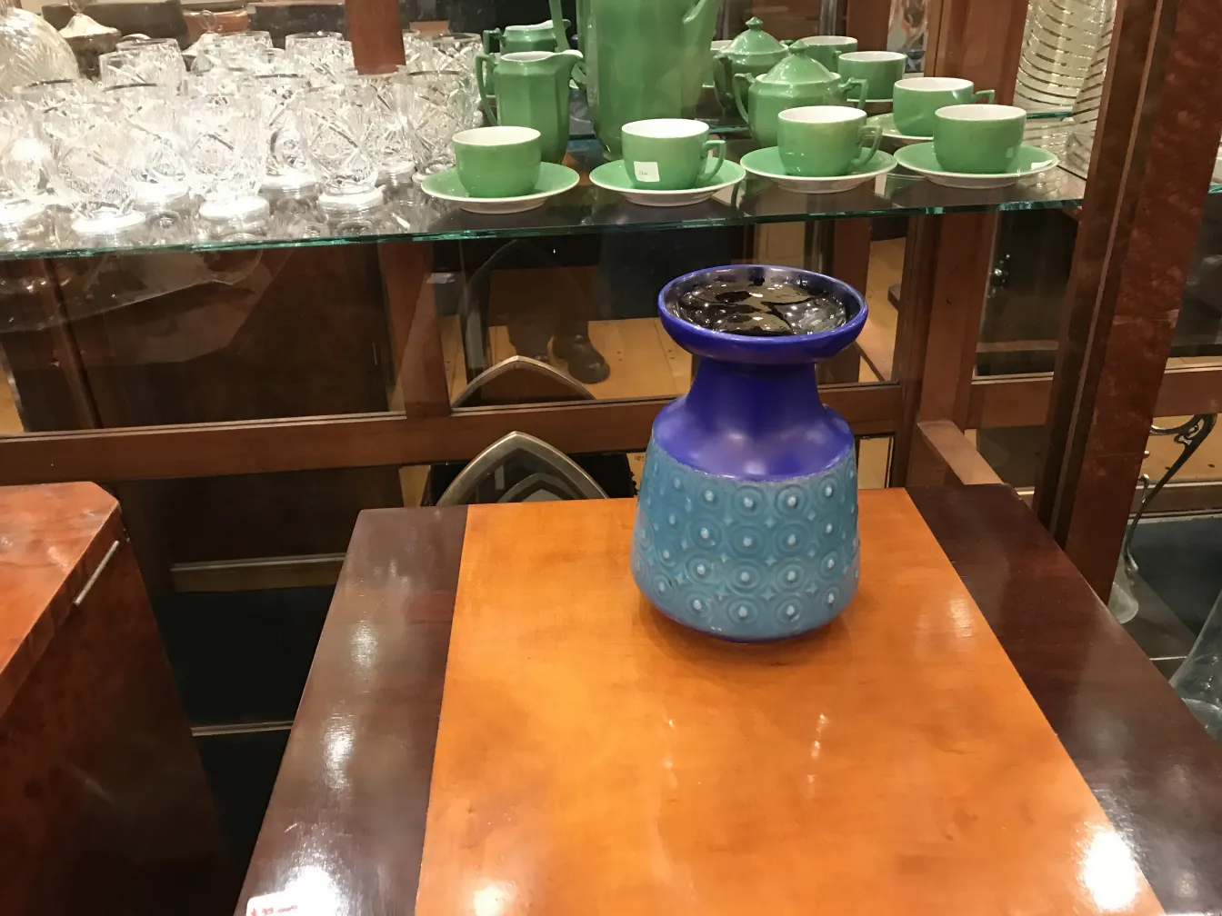 古老的蓝色和绿色陶瓷花瓶，带有球形装饰