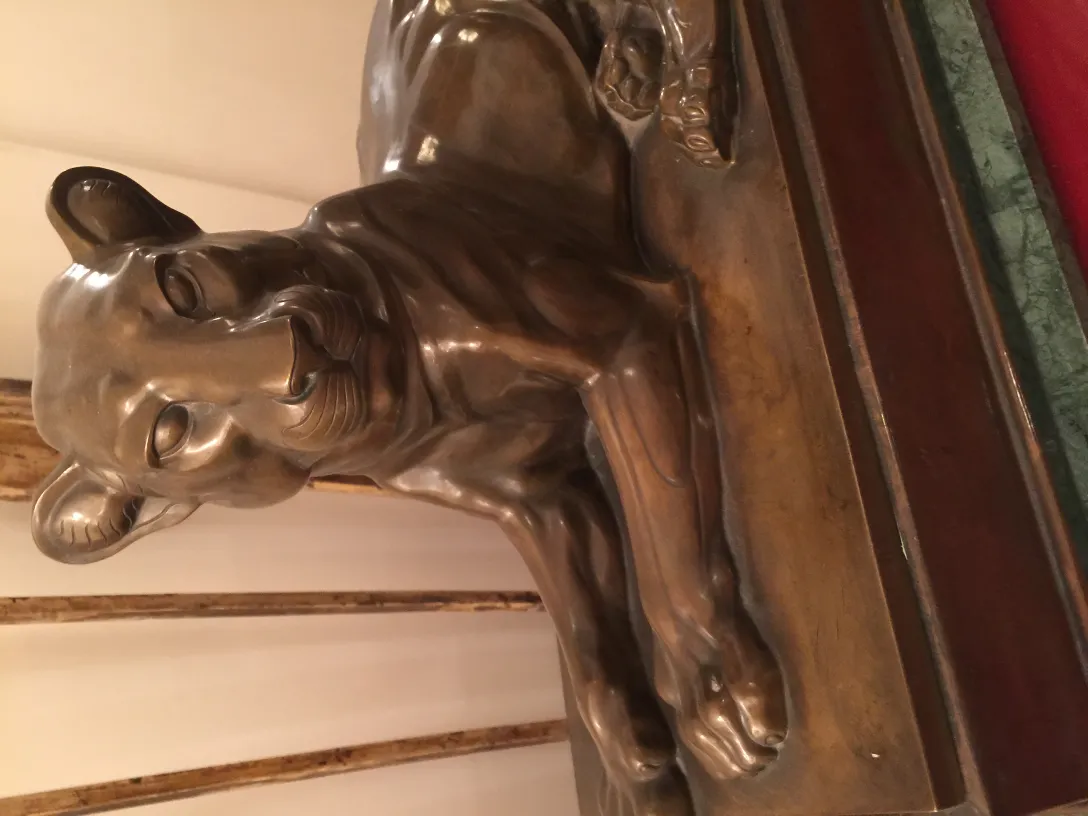 escultura de leão sentado com detalhes, antiguidade