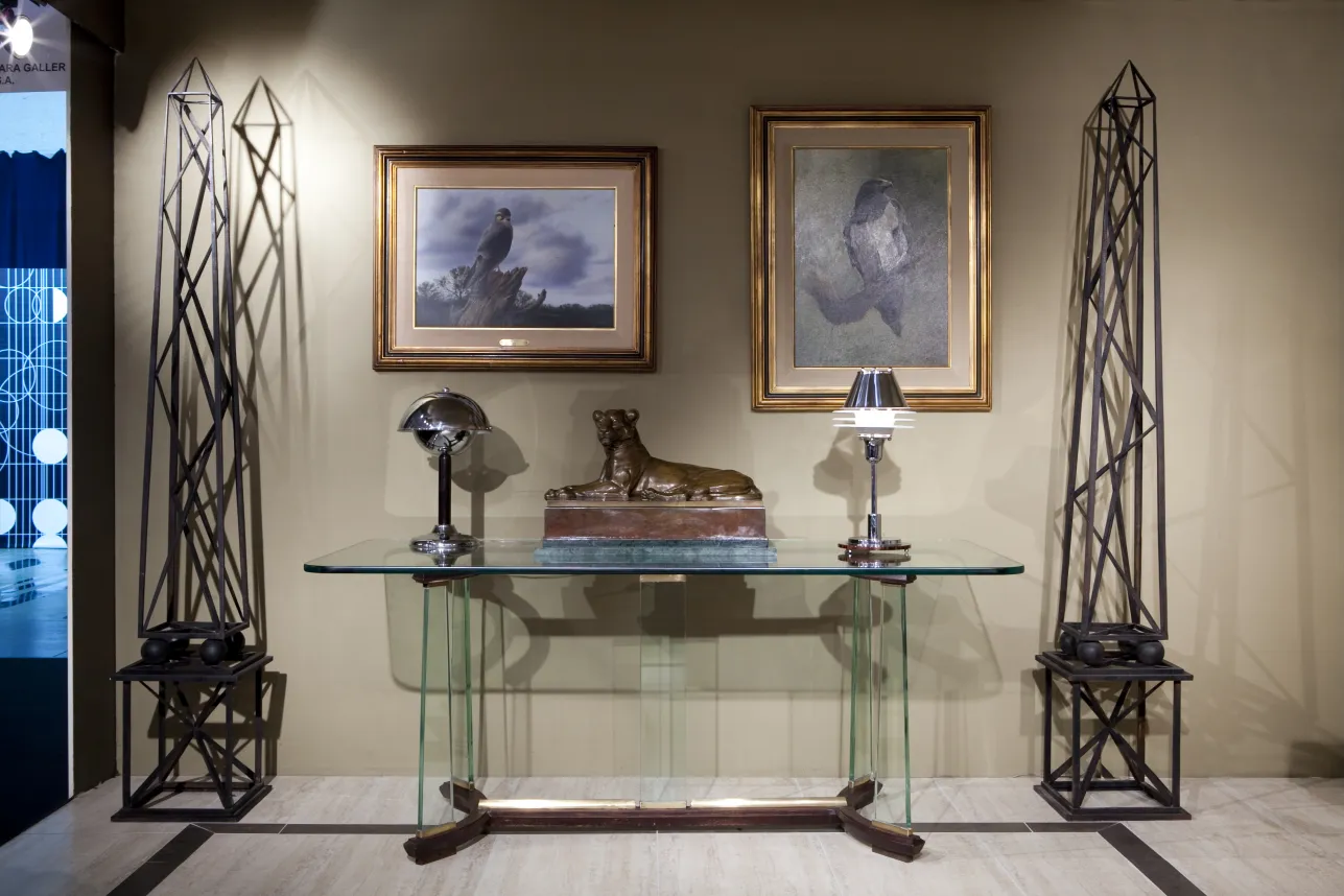 प्राचीन कुत्ते की मूर्ति कांच की मेज पर