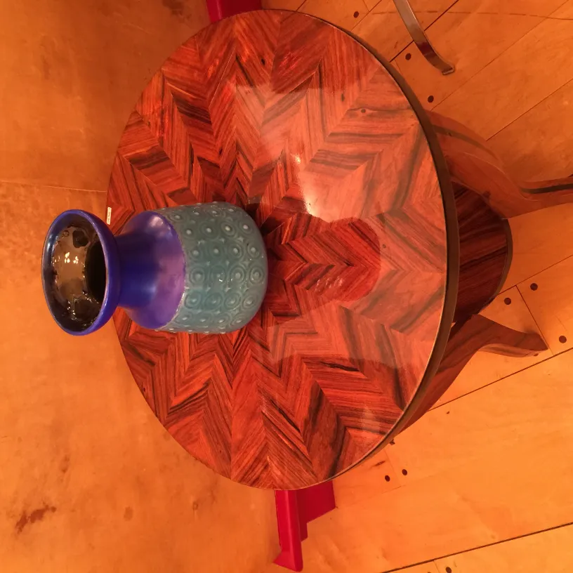 Vaso di ceramica antica blu e nera su un tavolo elegante.