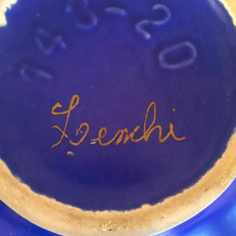 Céramique ancienne avec décoration bleue, fond clair