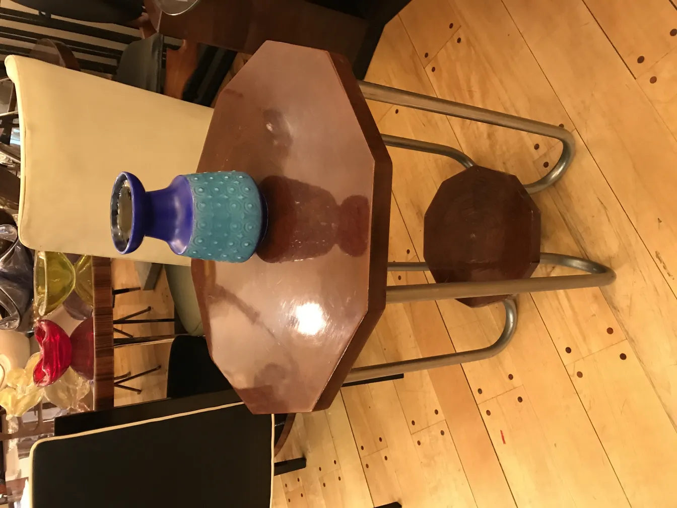 vase bleu texturé sur une table octogonale