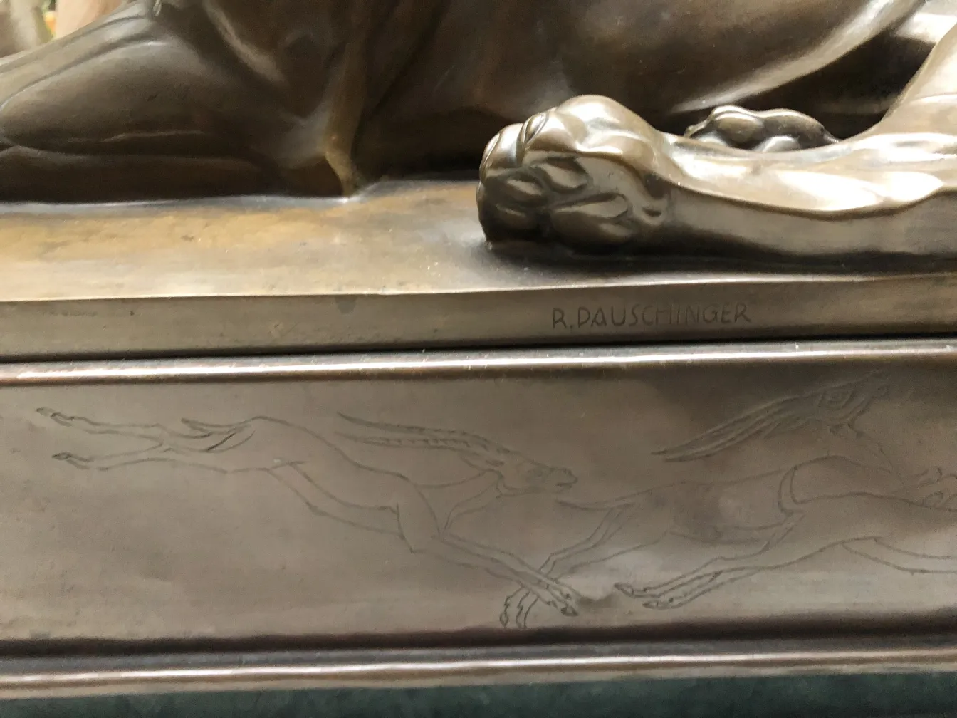 alte Skulptur mit Tierform und R. Dauschinger-Unterschrift
