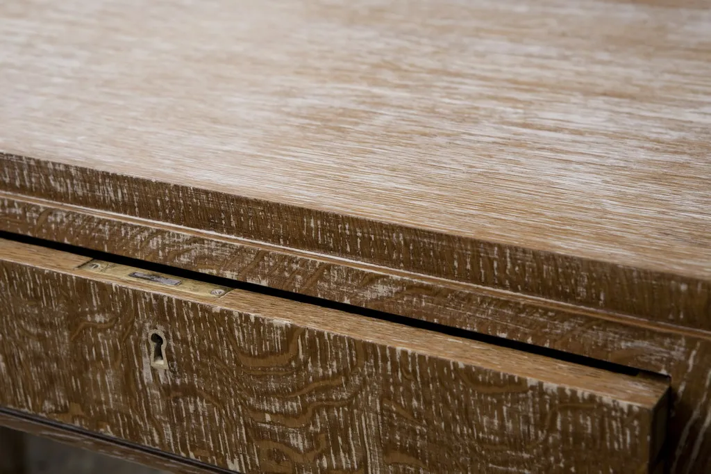 détail d'un bureau ancien avec une finition unique et tiroir