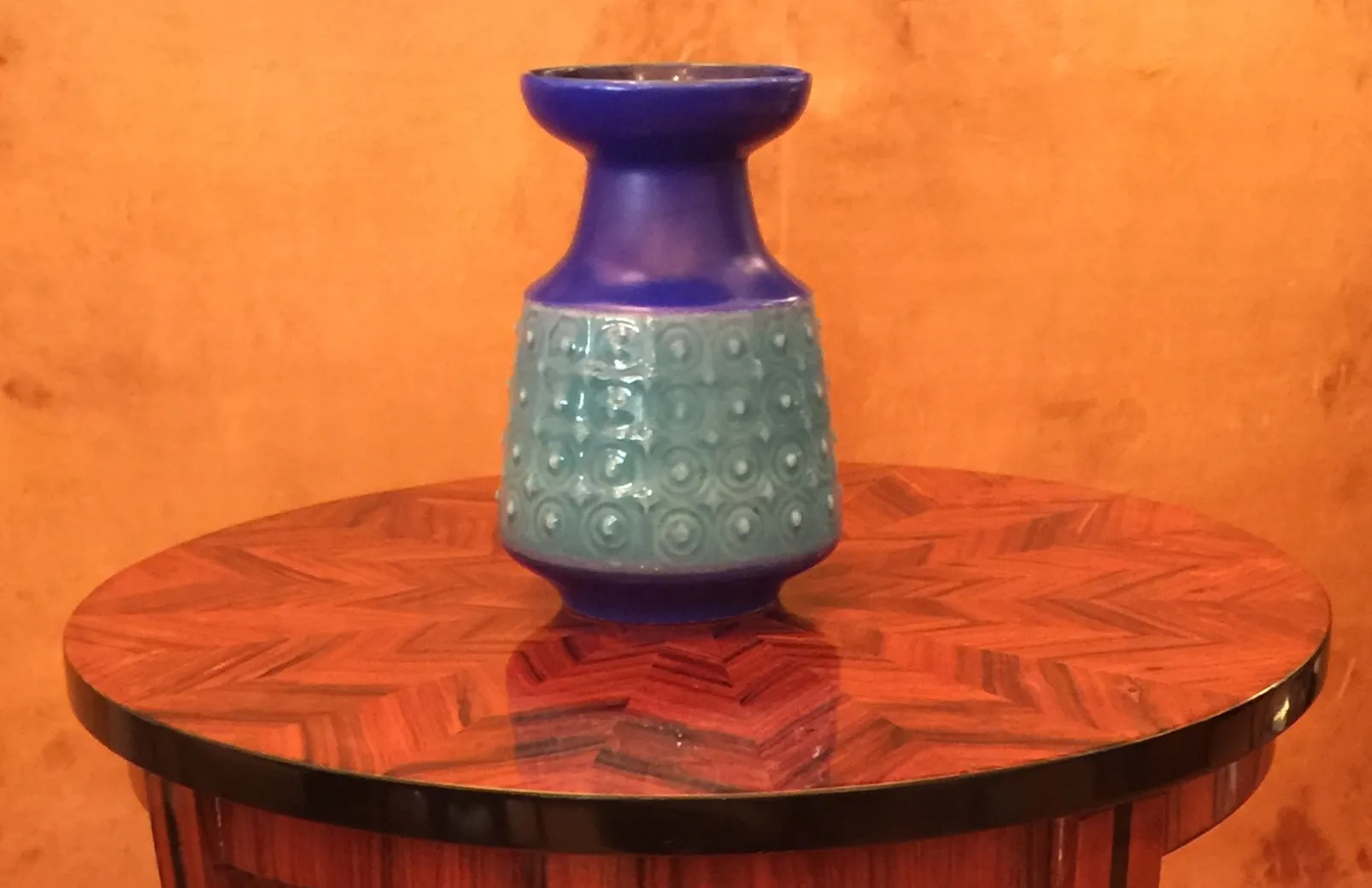 vase en céramique ancienne avec détails bleus et verts