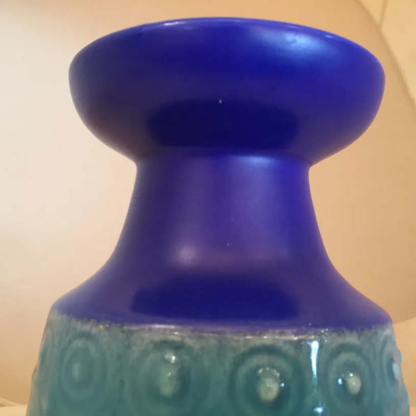 vase antigo de cerâmica em tons de azul e verde