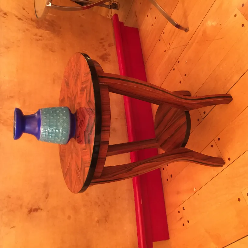 Vase en céramique antique sur une table en bois décorative