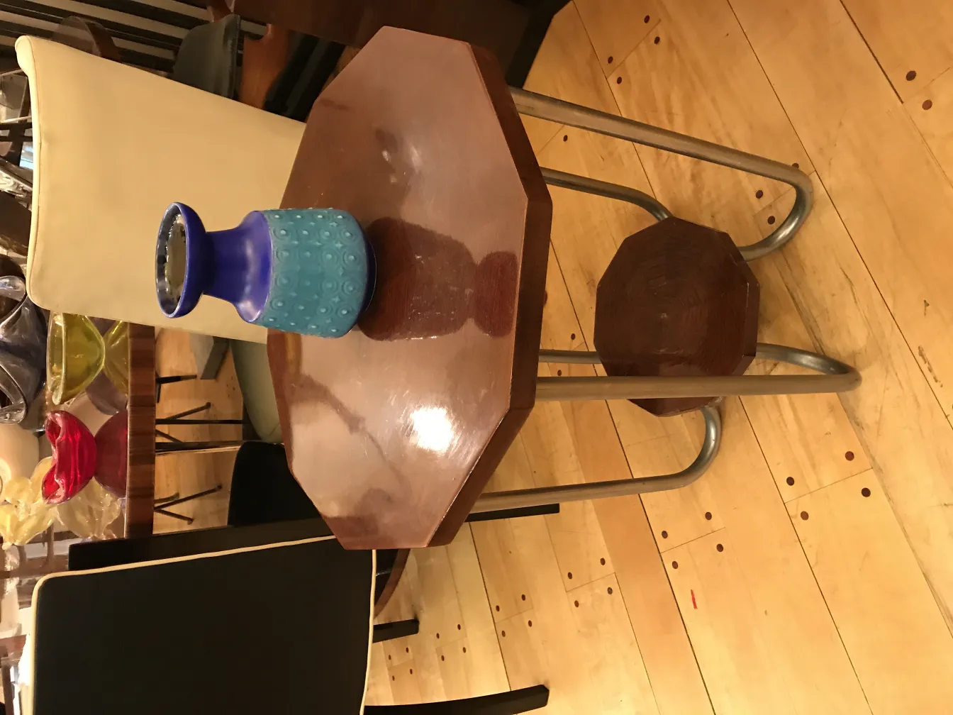 Vase ancien en céramique bleue sur une table en bois