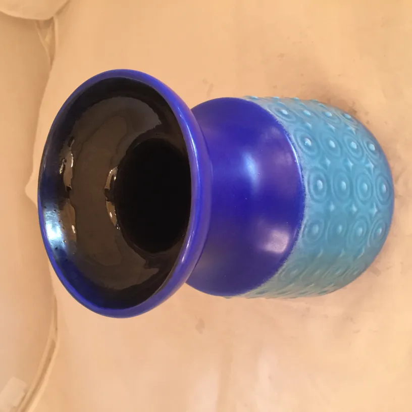 带有浮雕细节的蓝色古陶瓷花瓶