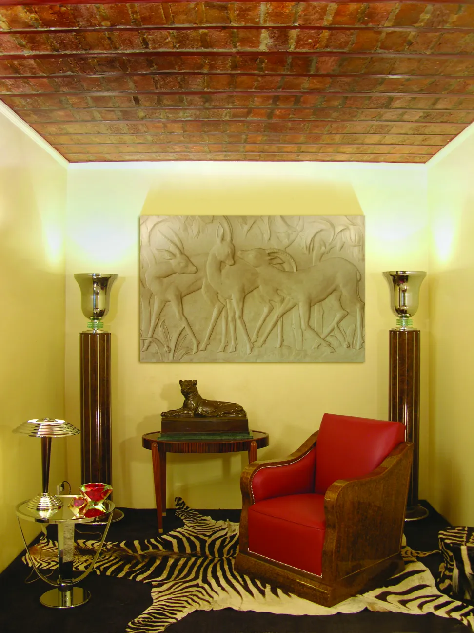scultura antica con sfondo giallo e luce soffusa