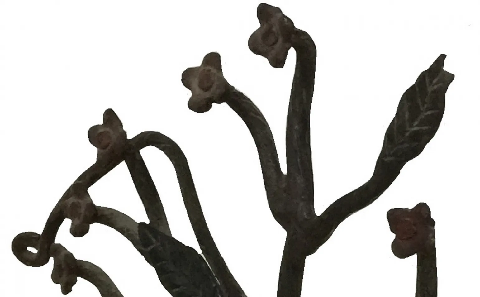 scultura antica con forme organiche e foglie