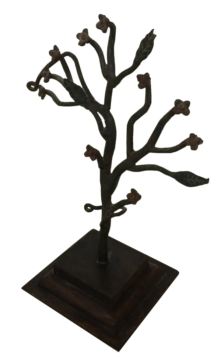escultura antigua de un árbol con flores, decorativa y elegante