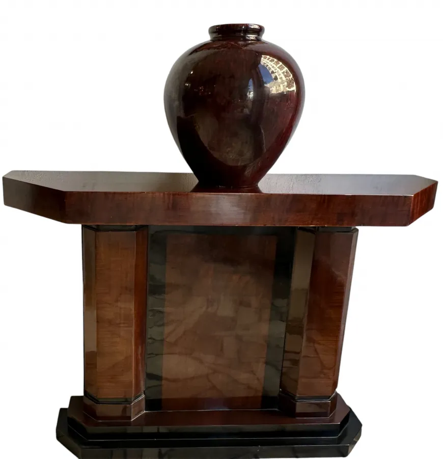 Céramique décorative antique sur une table élégante.