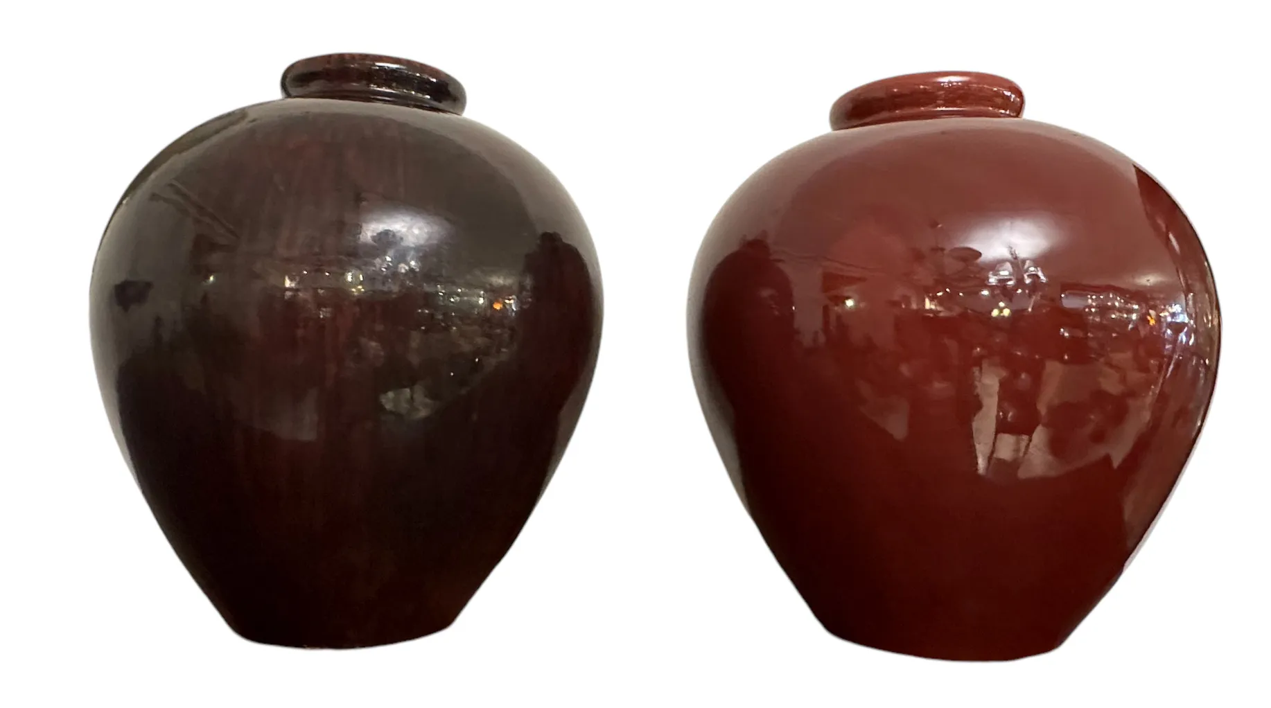 duas jarras de cerâmica antiga com acabamentos brilhantes escuros, decorativas