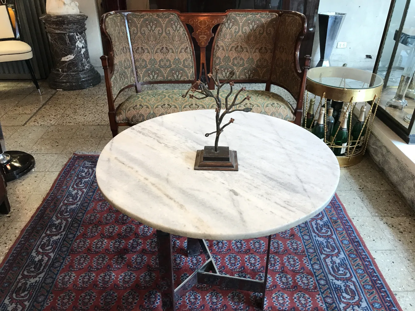 alte Skulptur auf elegantem Tisch in einem Raum