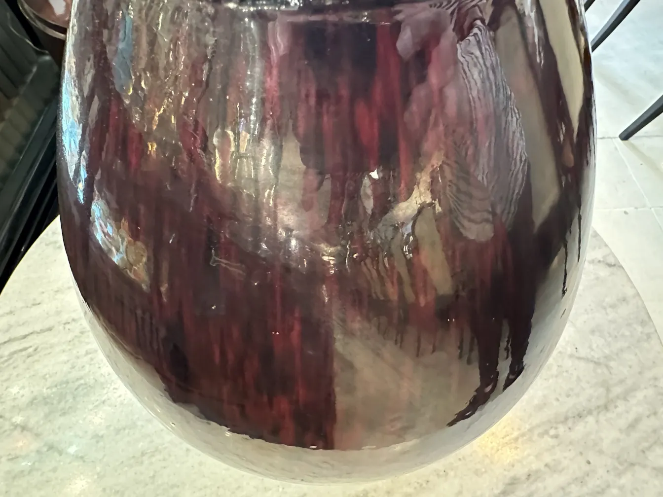 Ceramica antica lucida con riflessi colorati e sfondo pulito