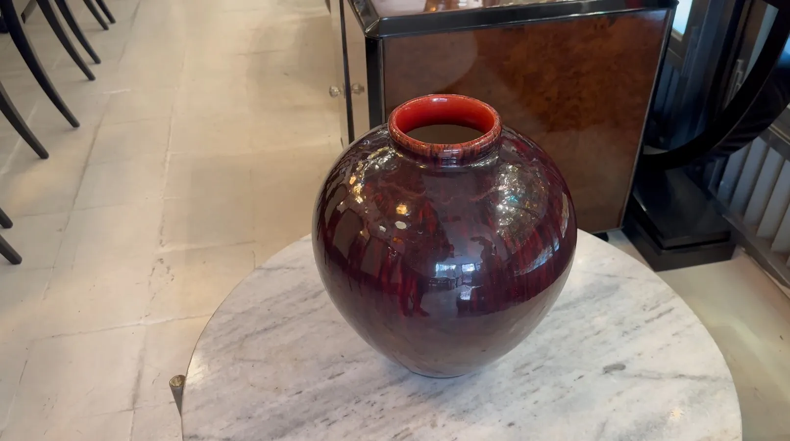 Vaso di ceramica antico con finitura rossa lucida