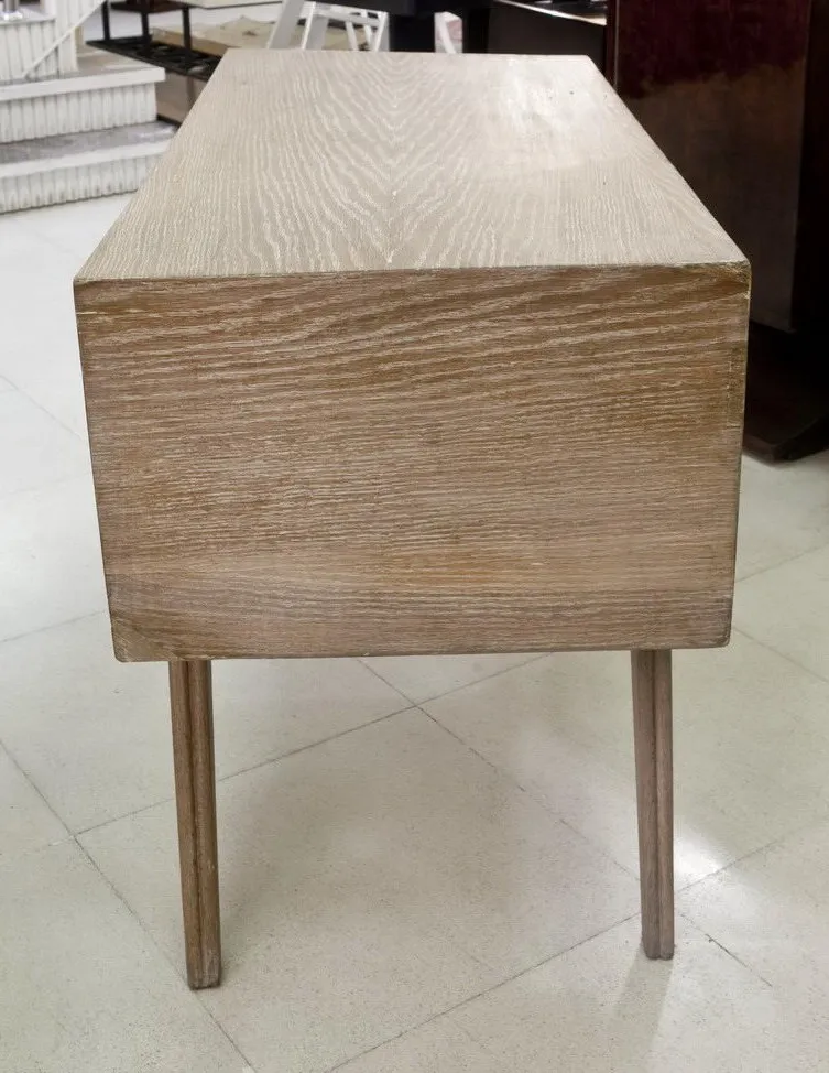 Vue de face d'un ancien bureau avec des pieds fins