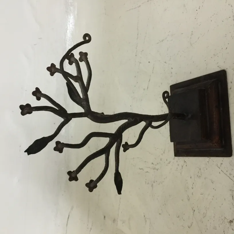 escultura antiga em forma de galho com flores