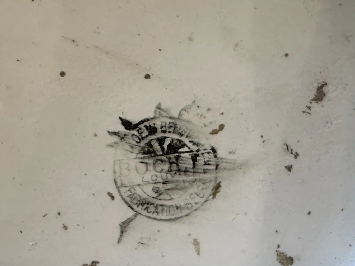 Antike Keramik mit sichtbarem Stempel und einzigartigen Details.