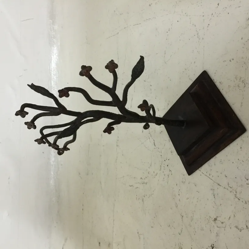 花のある古い枝の彫刻、土台に