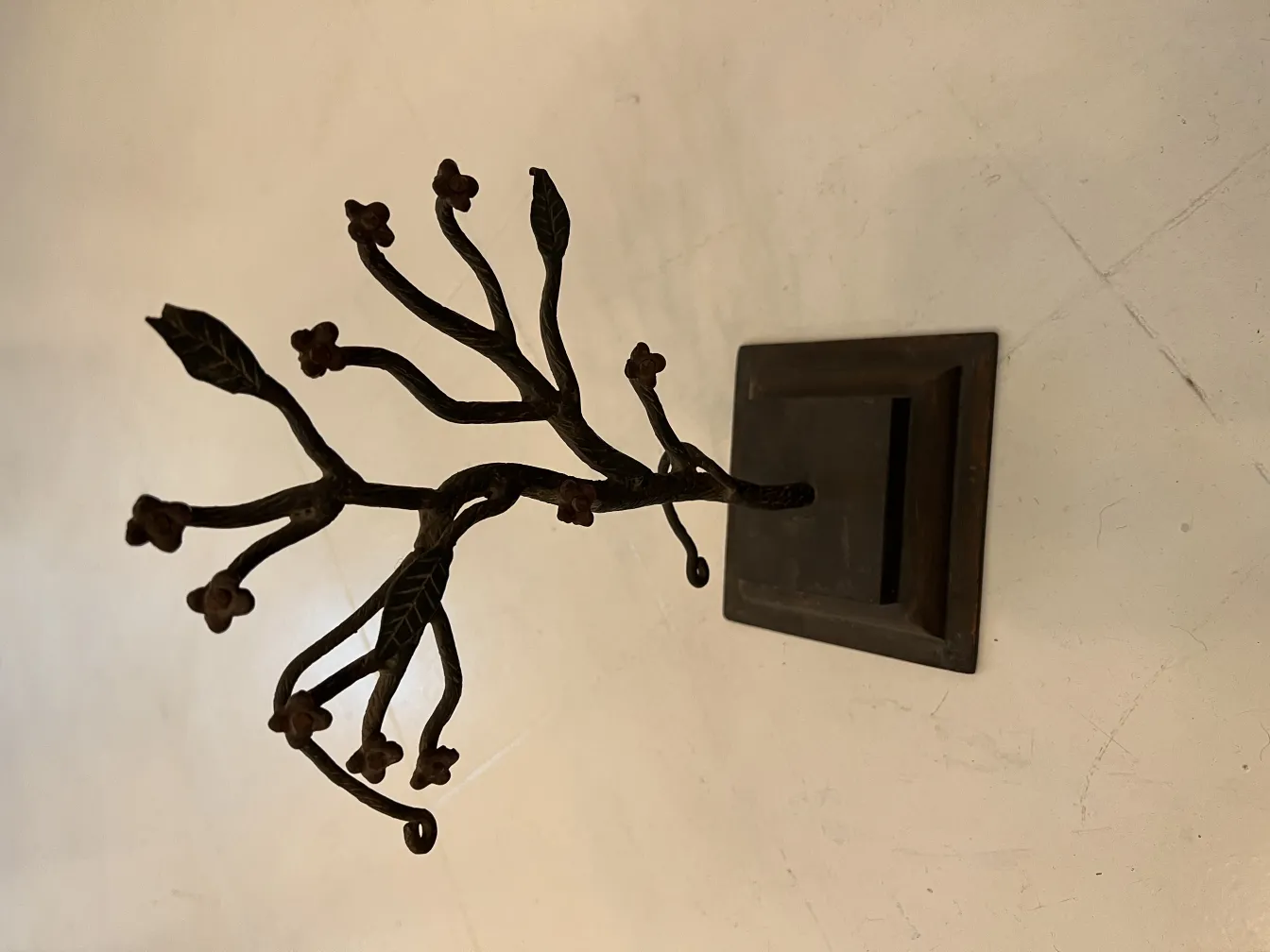 sculpture antique en forme d'arbre avec des feuilles et des fleurs