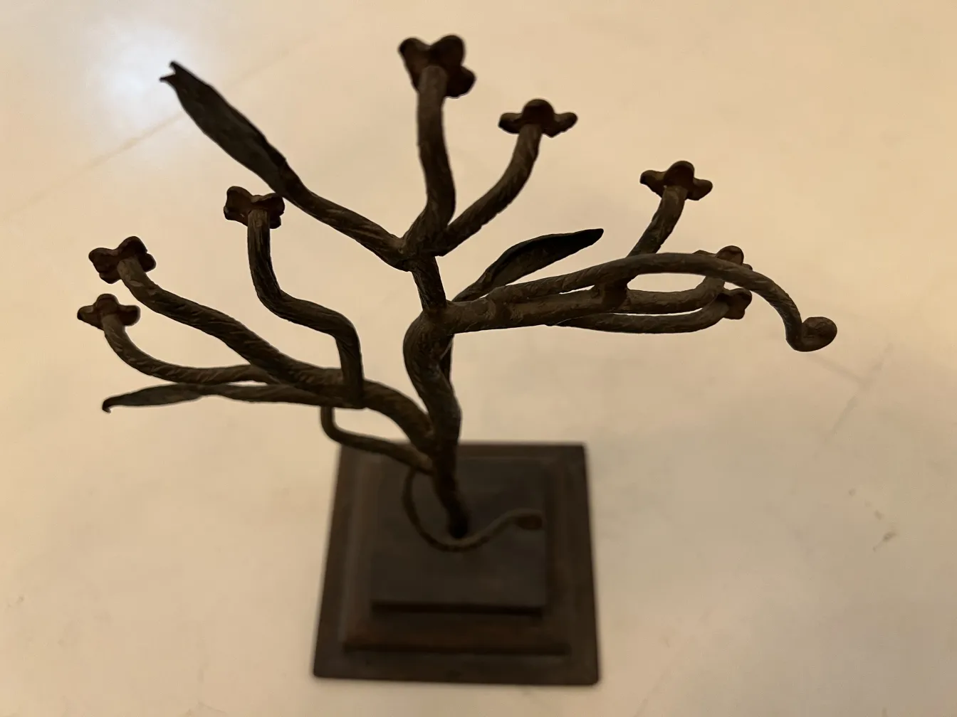 Sculpture ancienne représentant des branches avec des détails uniques