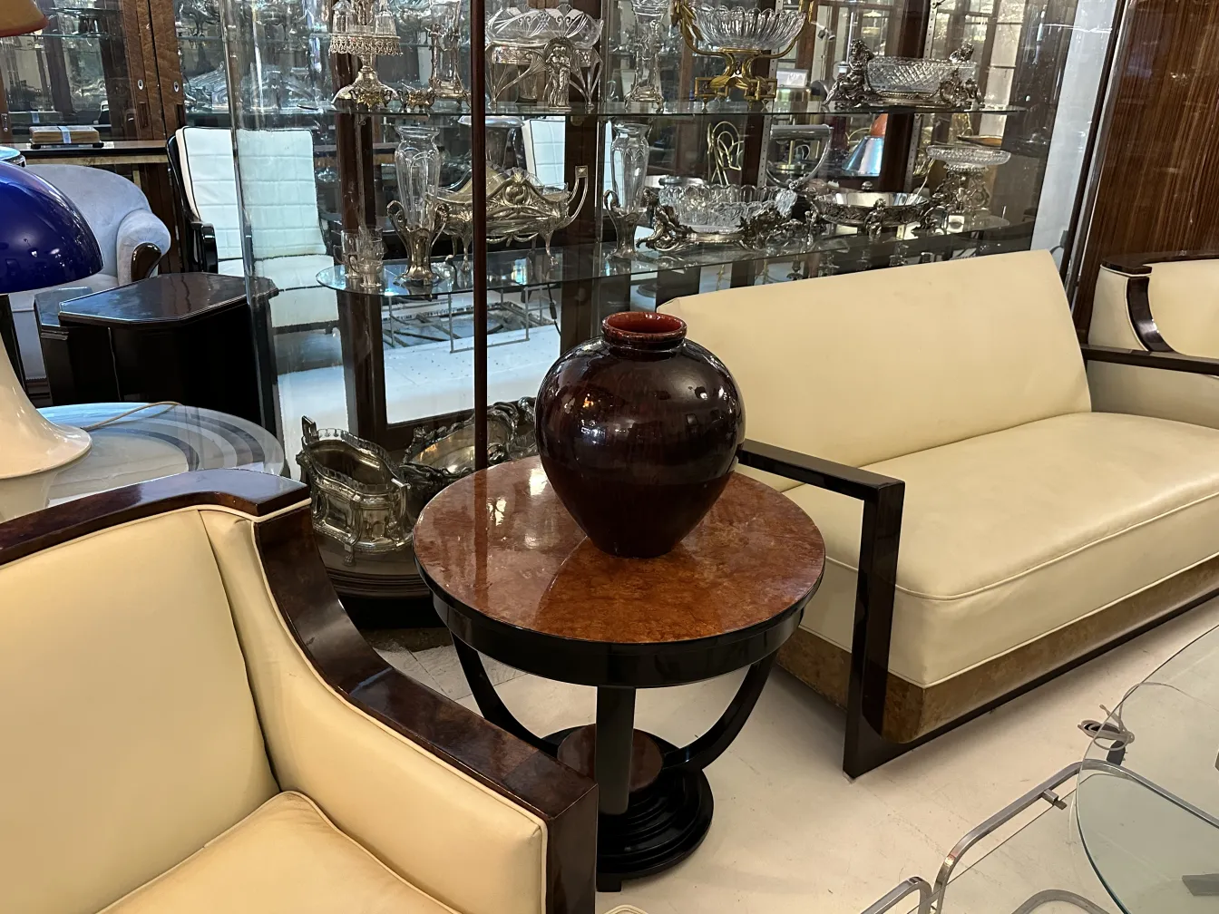 vaso de cerâmica antiga sobre mesa moderna, fundo decorativo