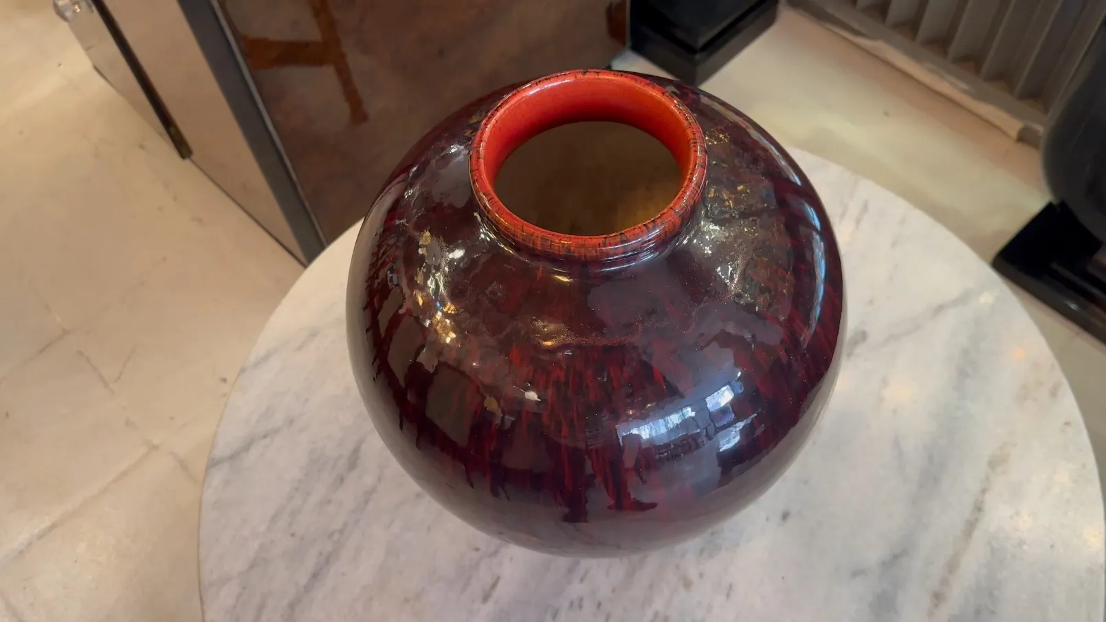 Antike Keramik boch frères keramis mit runder Form und dunkler Farbe, dekoriert in einer eleganten Umgebung.