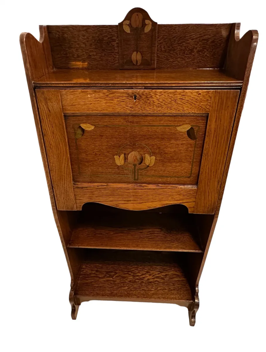 Bureau ancien en bois avec un design floral et deux étagères.