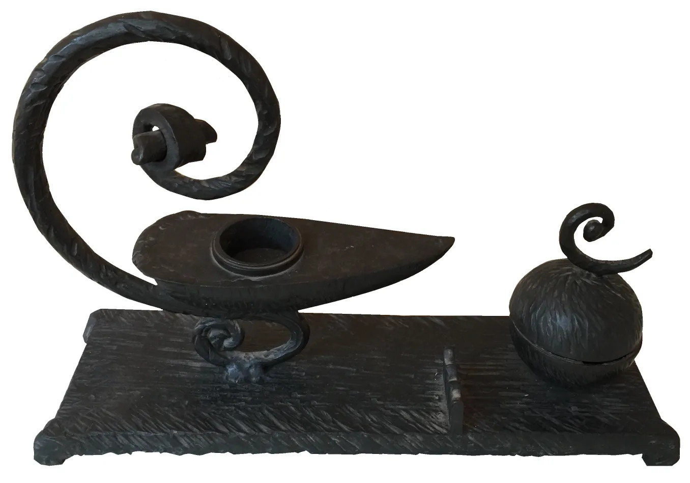 escultura antiga com detalhes elegantes e formas criativas em um ambiente neutro