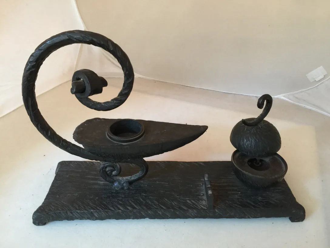 Scultura antica con design decorativo e forme uniche.