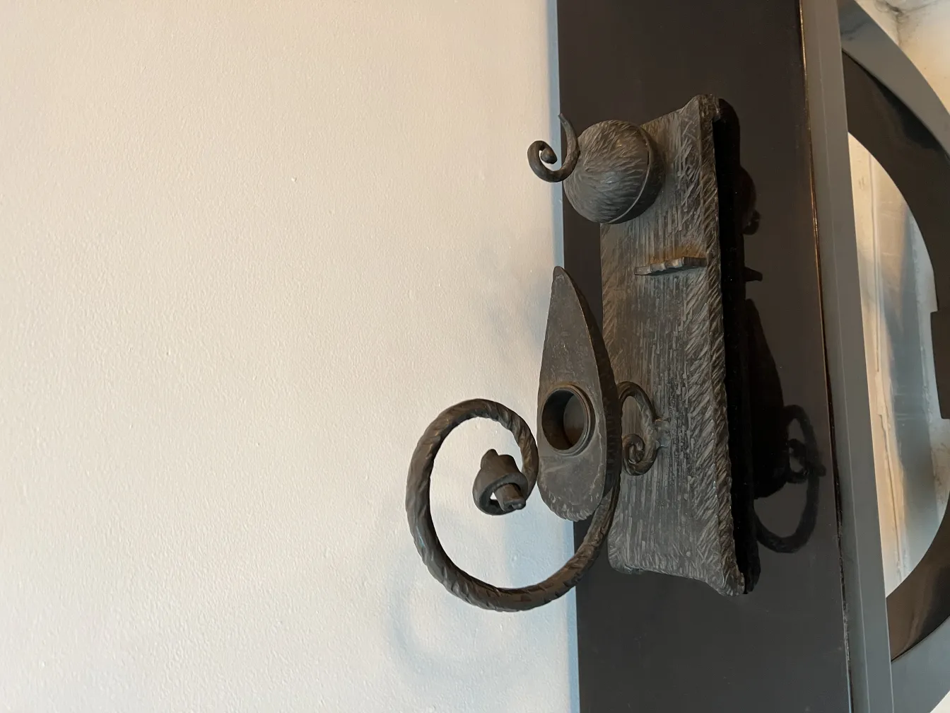 escultura antiga com detalhes ornamentais e formas únicas